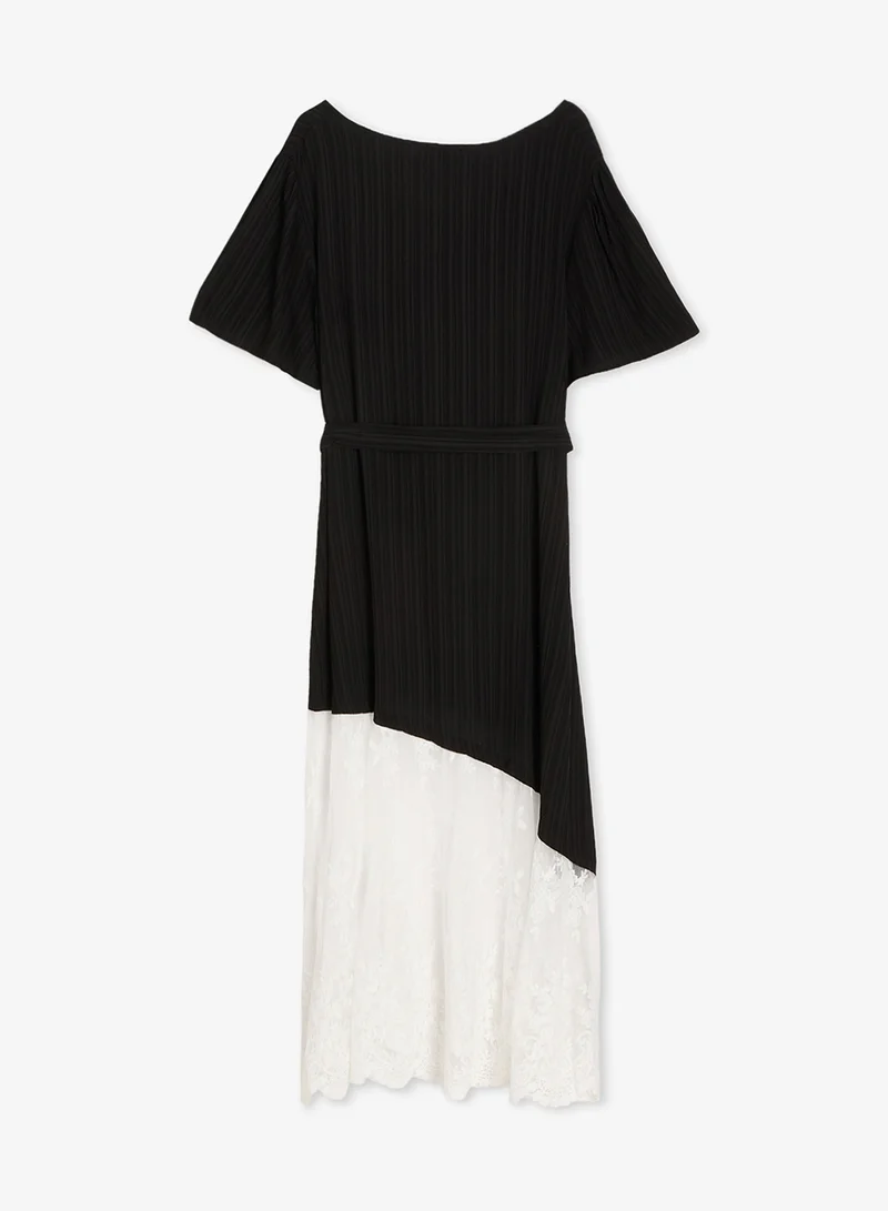 جينجر بلس فستان بحزام غير متماثل وحافة دانتيل